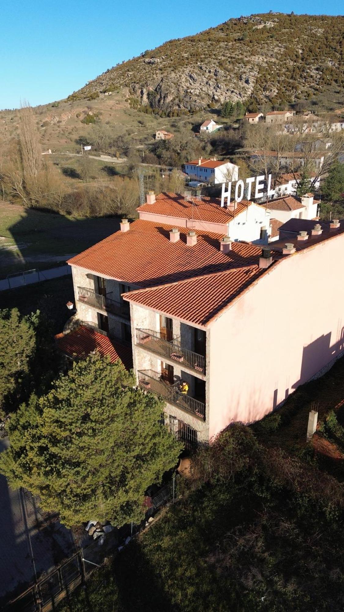 Hotel Restaurante Rio Cuervo Vega del Cadorno Exterior foto